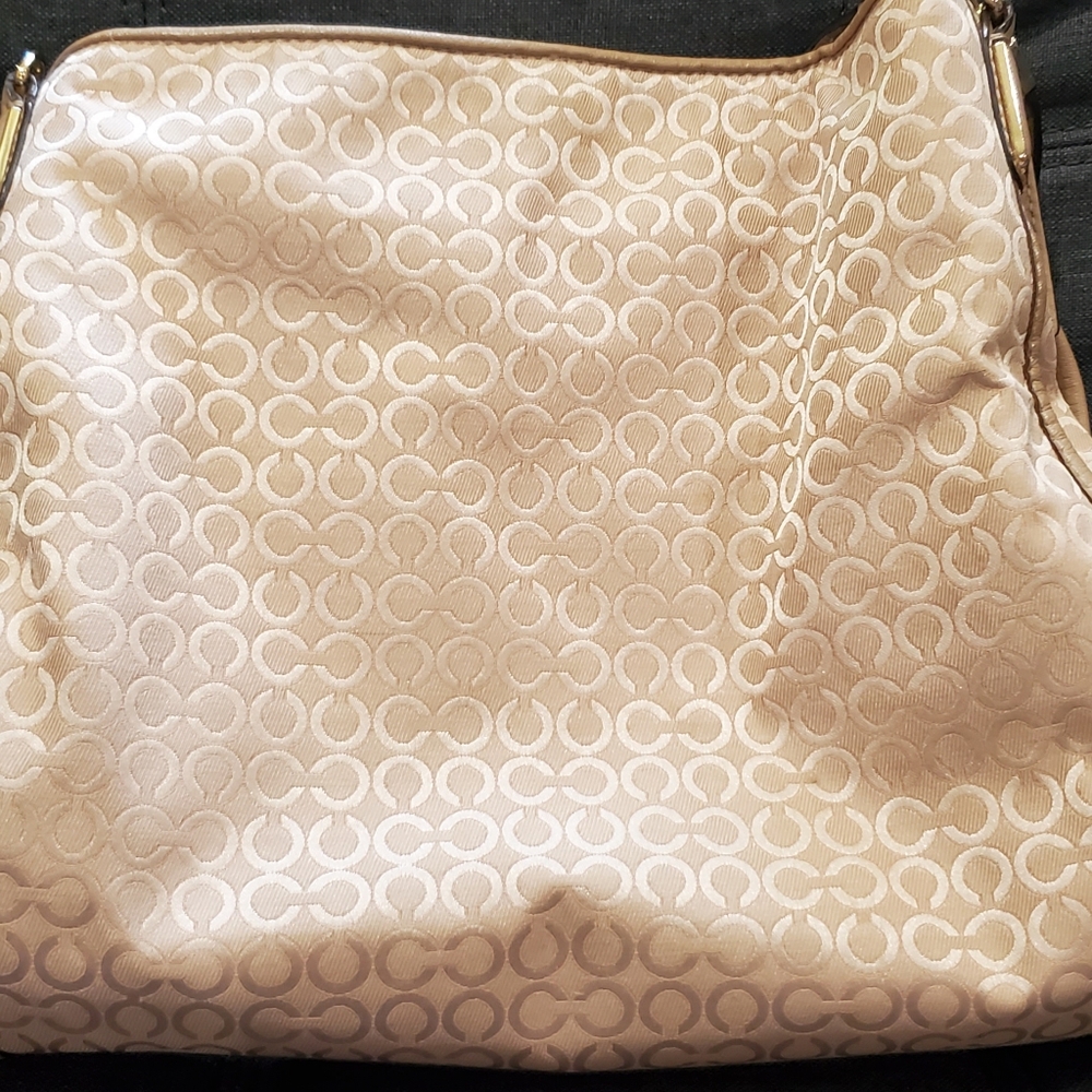 Coach original handbag in a beautiful beige color with the coach logo and tags.
